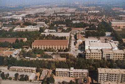 推土机总厂本部厂区。山东推土机总厂建立时，固定资产原值为2569万元，占地面积为517538平方米，建筑面积为170861平方米。