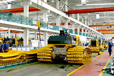 cq9电子90年代建成的国内最大的间歇式推土机总装线