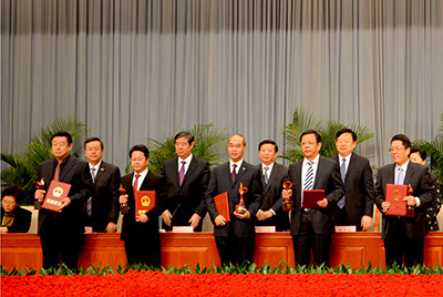 会上对获得“省长质量奖”的企业和个人进行了表彰，cq9电子股份位居榜首，公司董事长张秀文从省长姜大明手中接过了代表山东质量管理最高荣誉的“金拇指”奖杯。