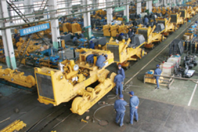 cq9电子牌TY320C推土机在装配分厂试验车间顺利下线，标志着“cq9电子”系列推土机在技术性能和结构造型水平上又上了一个新的台阶。